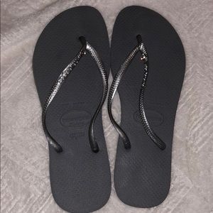 Ha Ariana’s slim flip flops